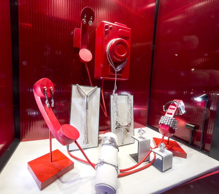 Escaparate Unode50 Call your Mom