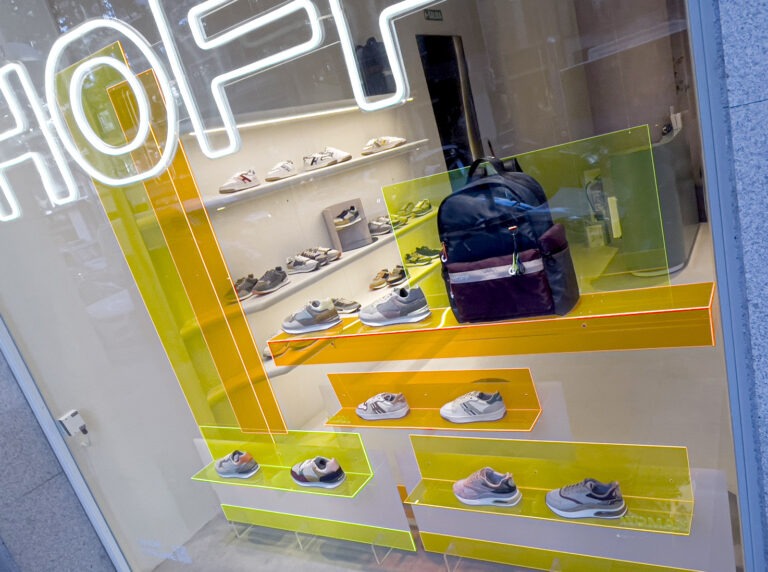 Escaparate de Zapatillas HOFF en calle Velázquez